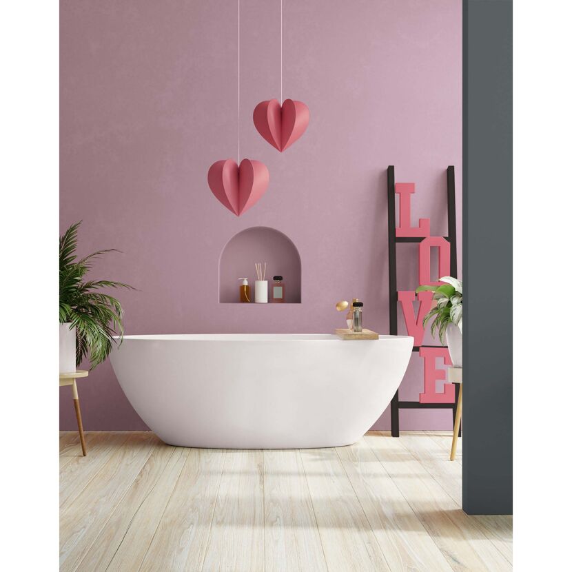 Badezimmer mit Badewanne, Deko-Herzen und LOVE-Schriftzug