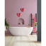 Badezimmer mit Badewanne, Deko-Herzen und LOVE-Schriftzug