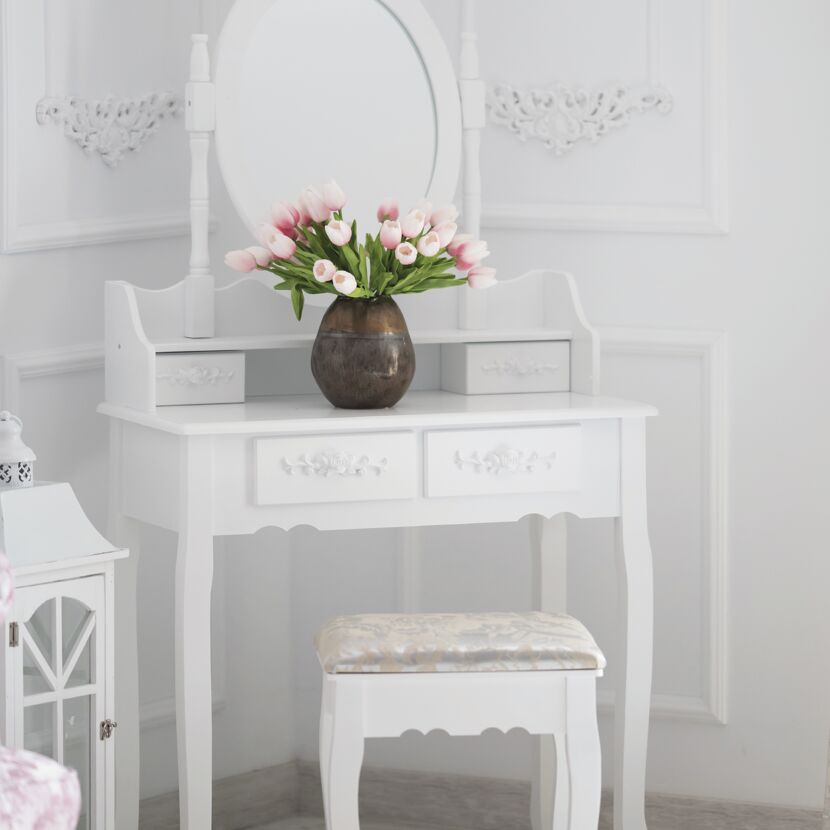 Weißer Schminktisch mit Spiegel, Hocker und Tulpenvase