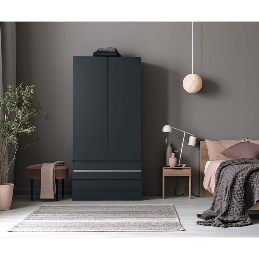Dunkelgrauer Kleiderschrank in einem Schlafzimmer.