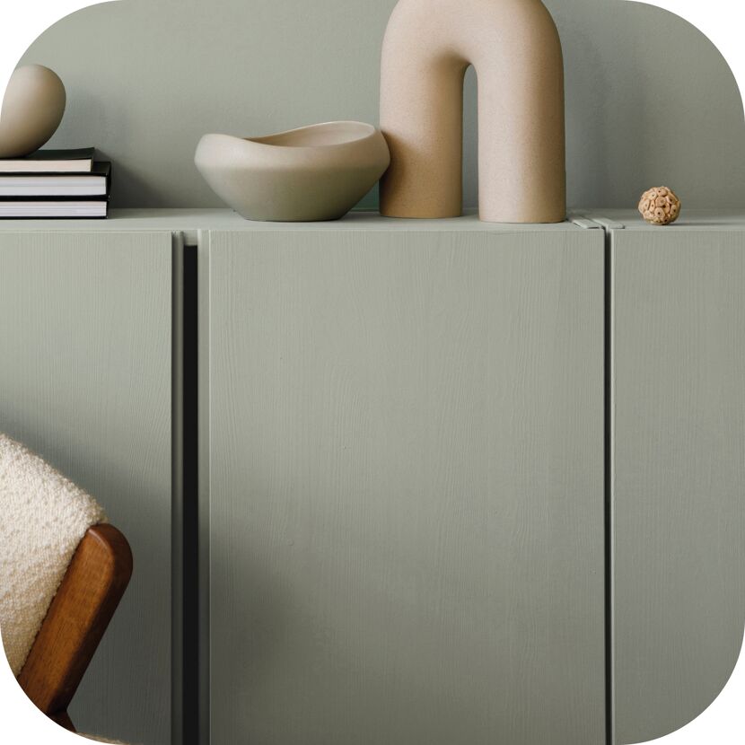 Grünes Sideboard mit Deko