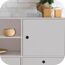 Helles Sideboard mit Deko