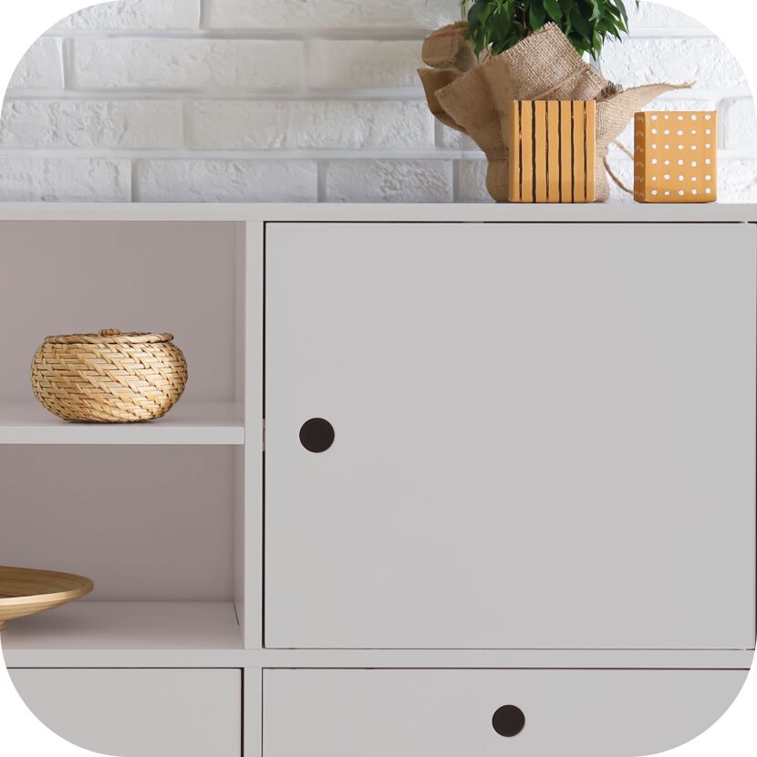 Helles Sideboard mit Deko