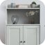 Heller Schrank mit Dekoration