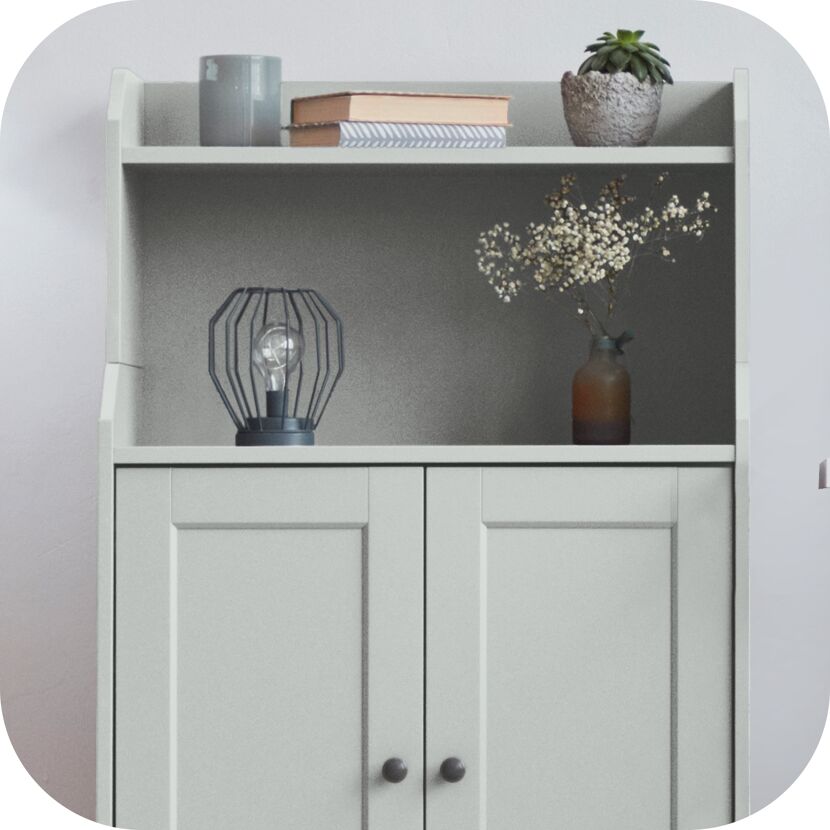 Heller Schrank mit Dekoration