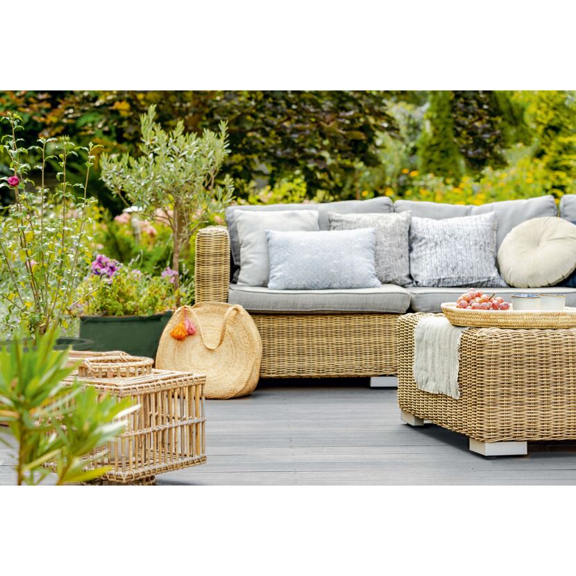 Gemütliche Sitzecke im Garten mit Lounge-Möbeln aus Rattan