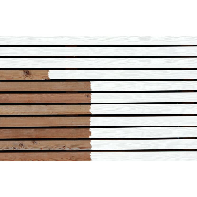 Holzbalken werden weiß gestrichen