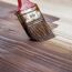 Holz mit Pinsel lasieren