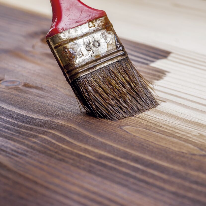 Holz mit Pinsel lasieren