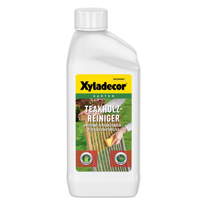 Xyladecor Teakholz-Reiniger, eine Person reinigt einen Gartenstuhl mit einem Schwamm.