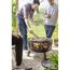 Personen grillen auf einer Feuerschale mit Grillfunktion
