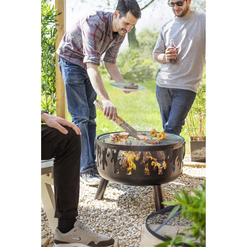 Personen grillen auf einer Feuerschale mit Grillfunktion