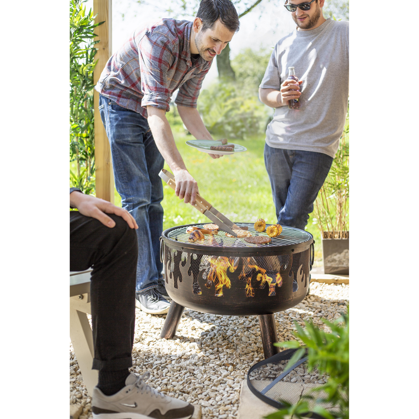 Personen grillen auf einer Feuerschale mit Grillfunktion