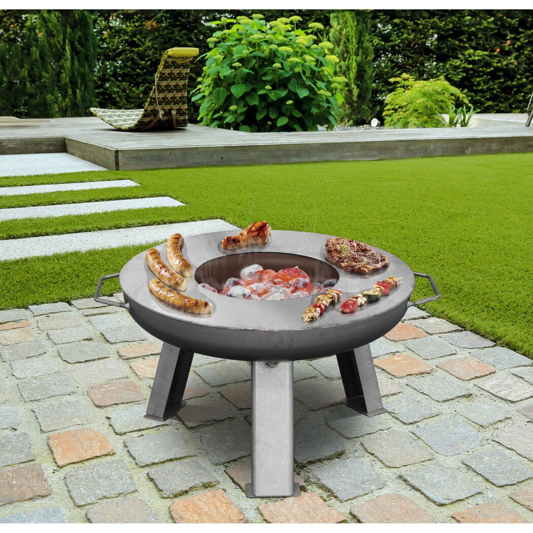 Grillring mit Würstchen, Steak und Gemüse-Spießen