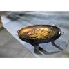 Edelstahl Grillrost mit leckerem Grillgut in Feuerschale.