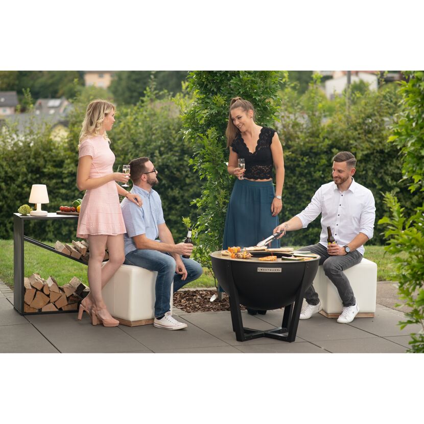 Personen grillen mit einer Westmann Feuerstelle