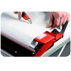 Person schneidet Tapete mit Cuttermesser zu.