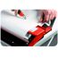 Person schneidet Tapete mit Cuttermesser zu.