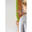 Person klebt Frogtape auf eine weiße Wand.