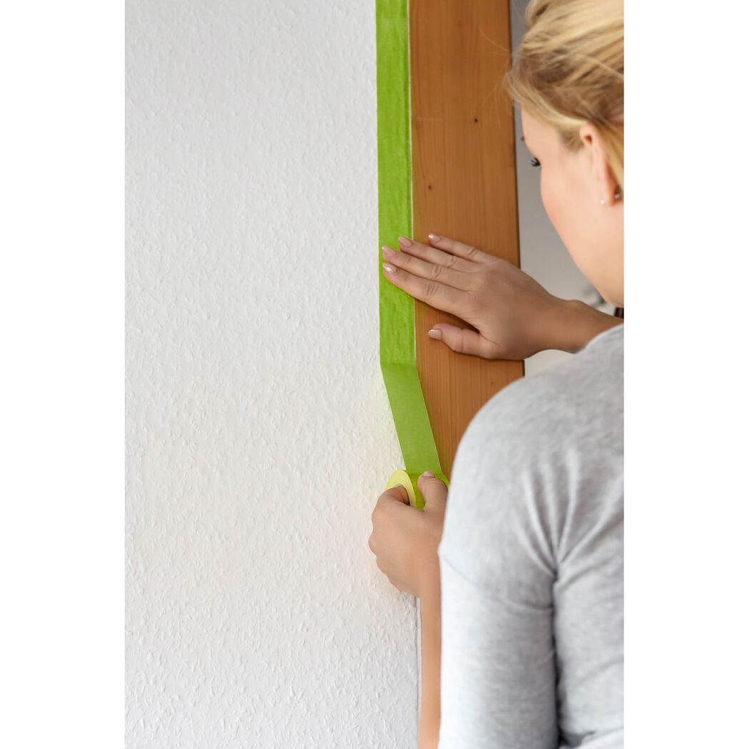 Person klebt Frogtape ab