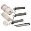 Drei Farbroller, ein Cuttermesser und drei Walzengriffe