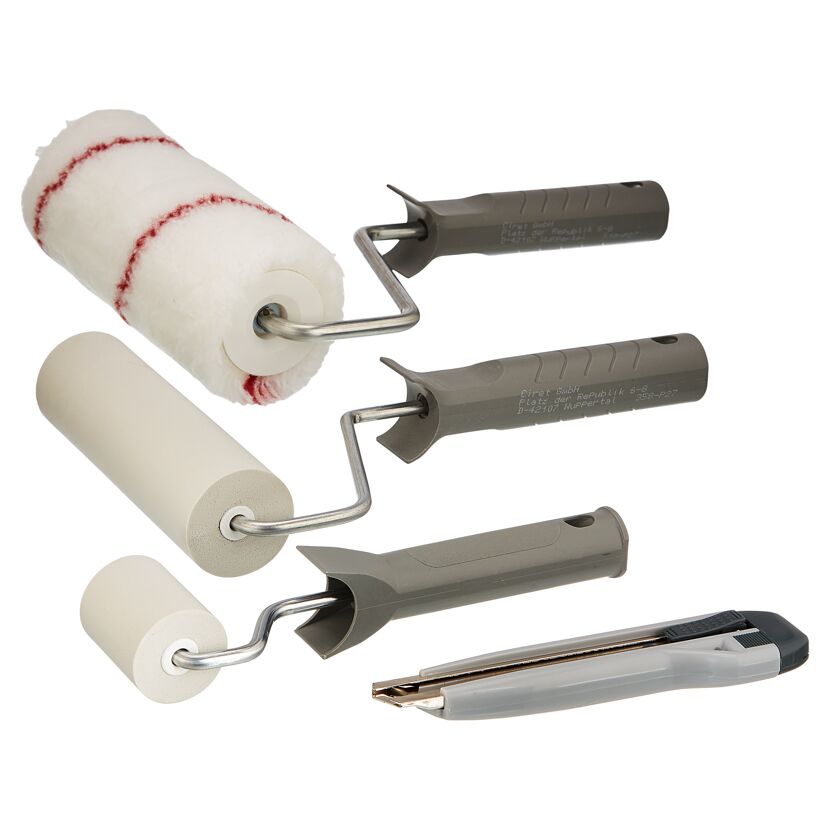 Drei Farbroller, ein Cuttermesser und drei Walzengriffe