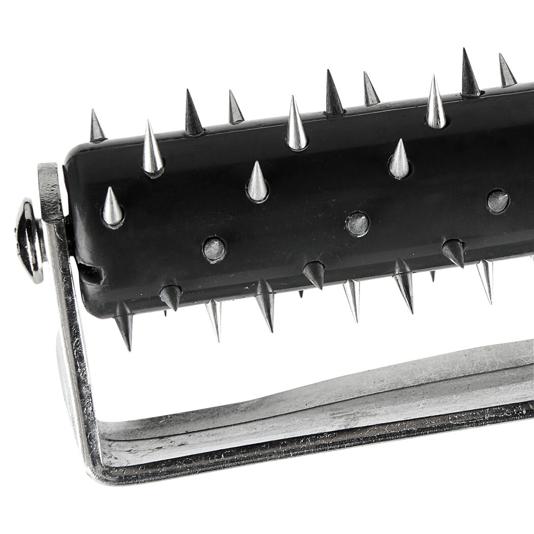 Nahaufnahme einer Igelwalze mit Metallspikes