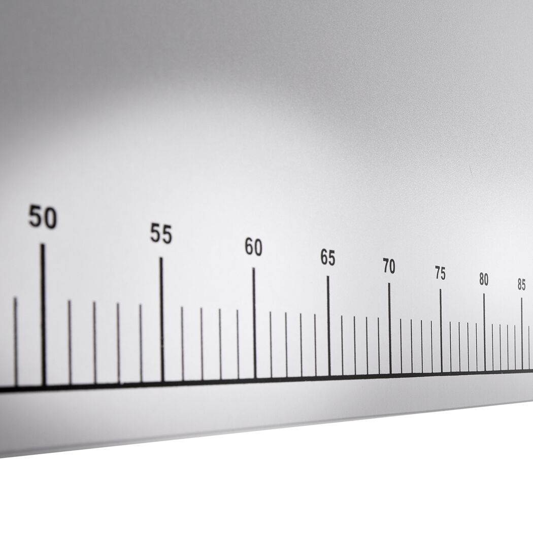 Nahaufnahme eines Maßbands mit Zentimeter- und Millimeter-Einteilung.