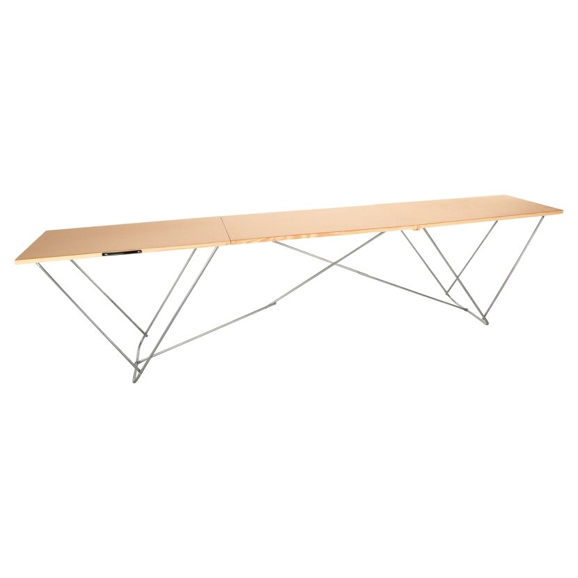 Ausgeklappter Tapeziertisch aus Holz mit Metallgestell.