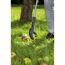Person hebt mit einem Abfallgreifer einen Apfel auf.