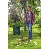 Person sammelt mit einem Abfallgreifer Laub im Garten.