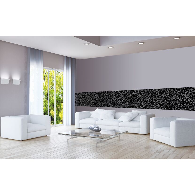 Wohnzimmer mit schwarzer Klebefolie an der Wand