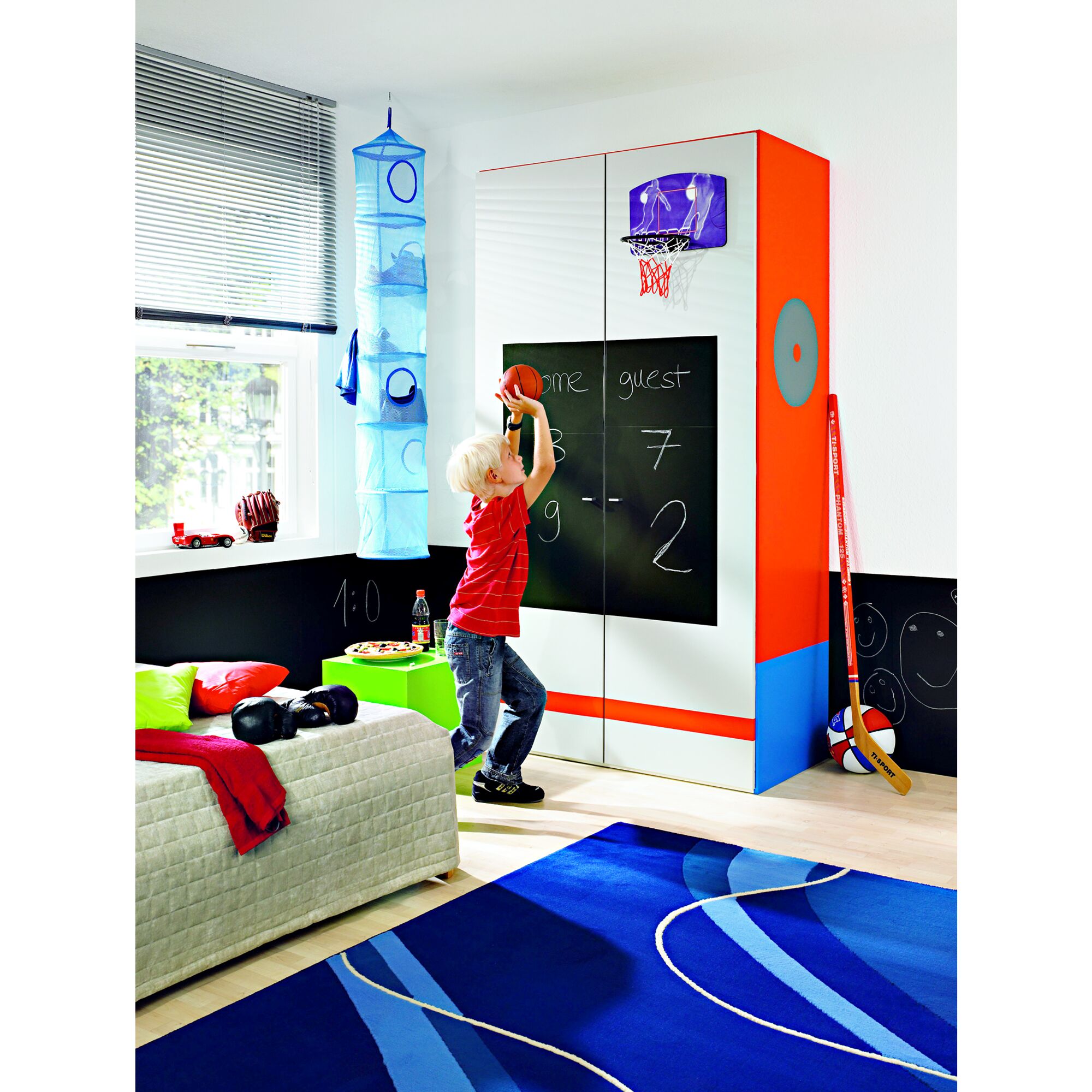 Kind spielt Basketball im Kinderzimmer.