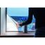 Person bringt Spiegelsichtschutzfolie am Fenster an
