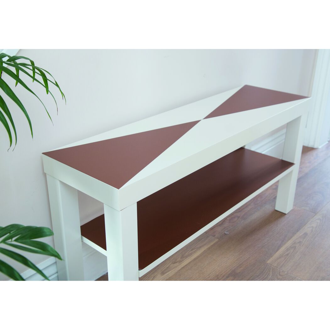 Weißer Tisch mit kupferfarbener Klebefolie beklebt