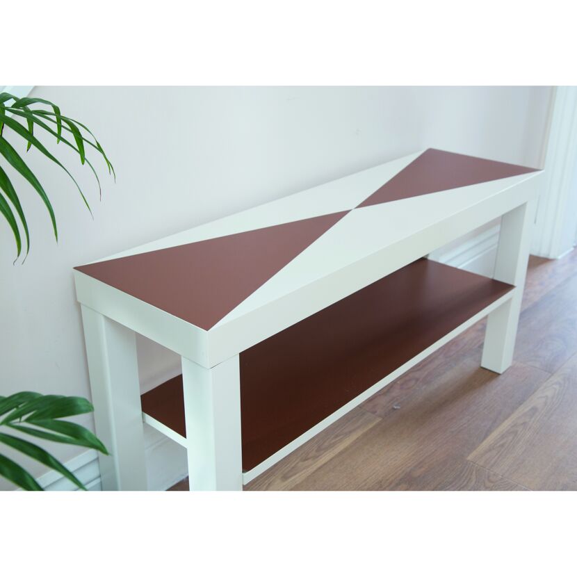 Weißer Tisch mit kupferfarbener Klebefolie beklebt