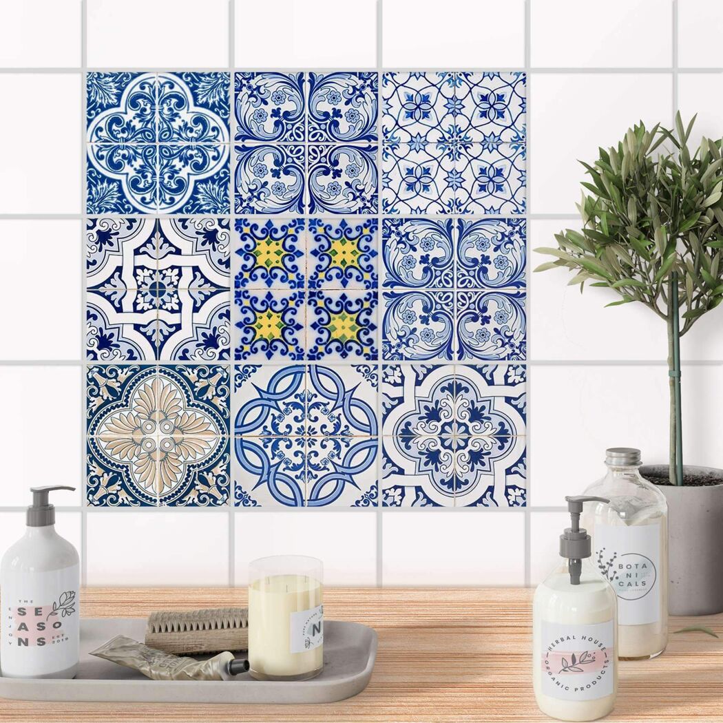 Blau-weiße Fliesenaufkleber an der Wand