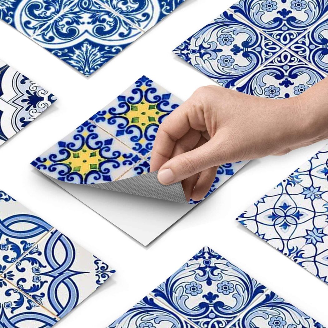 Hand hält selbstklebende Fliesen mit blau-gelbem Muster