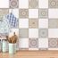 Mehrfarbige Fliesenaufkleber im Mosaik-Stil an einer weißen Wand