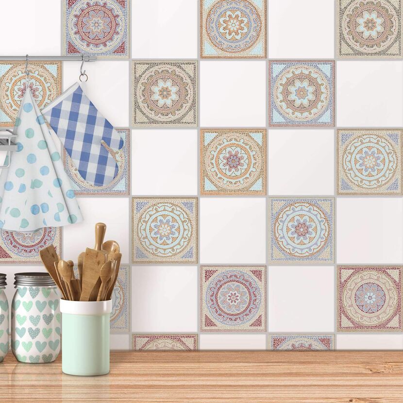 Mehrfarbige Fliesenaufkleber im Mosaik-Stil an einer weißen Wand