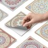 Person zieht selbstklebende Mosaikfliese ab