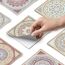 Person zieht selbstklebende Mosaikfliese ab
