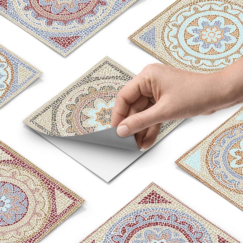 Person zieht selbstklebende Mosaikfliese ab