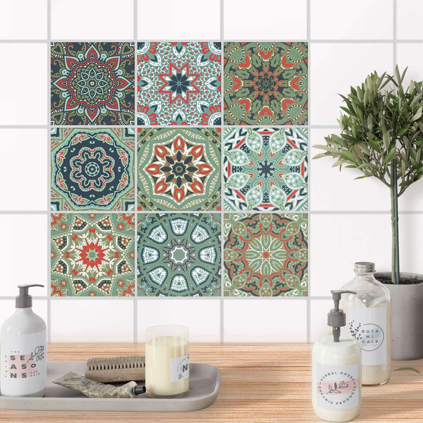 Neun Fliesen mit grün-rotem Mandala-Muster