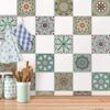 Mehrfarbige Fliesenaufkleber an der Wand