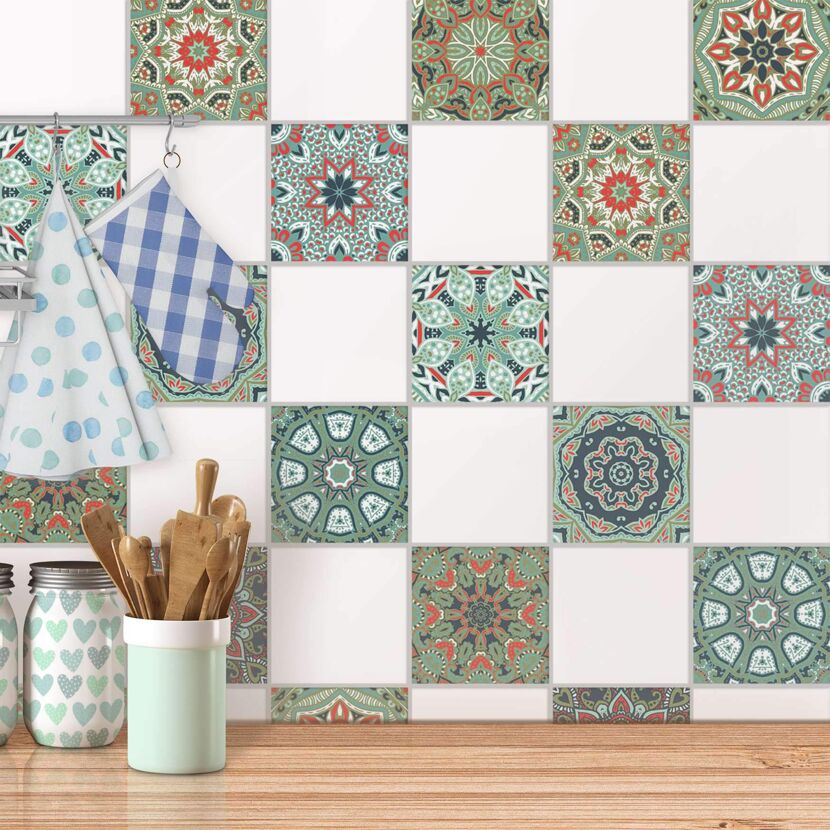 Mehrfarbige Fliesenaufkleber an der Wand