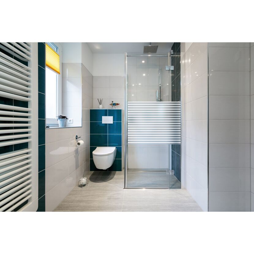 Modernes Badezimmer mit Toilette und Duschkabine