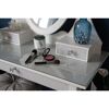 Schminktisch mit Make-up-Pinseln und Rouge