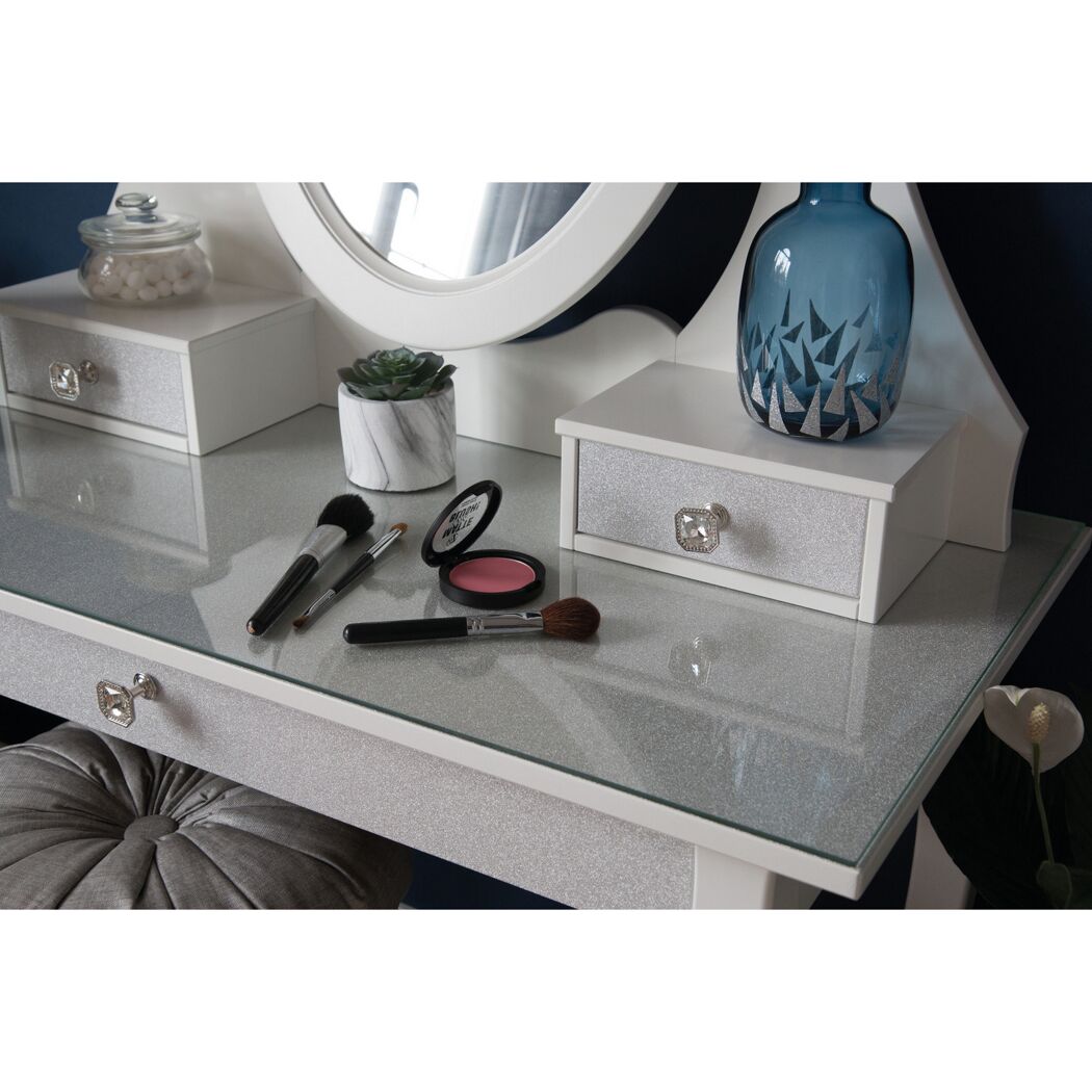 Schminktisch mit Make-up-Pinseln und Rouge