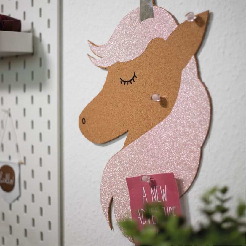 Einhorn-Memoboard mit rosa Glitzermähne